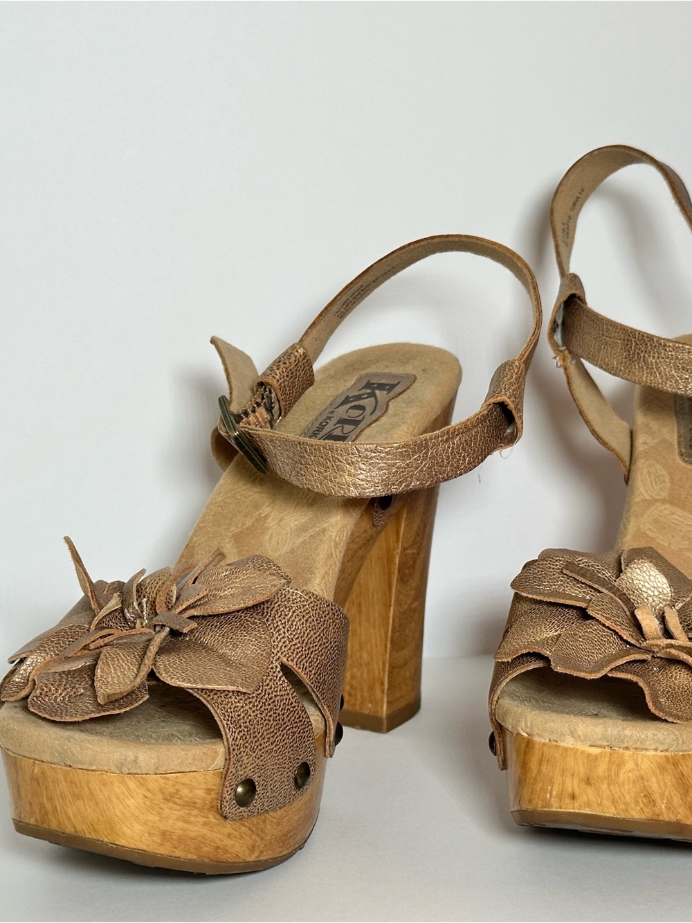 Korks by Kork-Ease Gold Flower Platform Heels Sandals size 6 - Picture 3 of 9